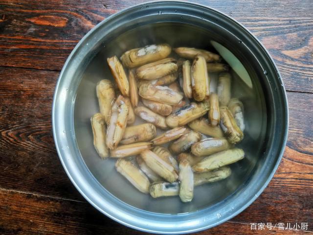 這個海鮮被稱作“小人仙”，肉質(zhì)肥美，用這個方法做，一盤不夠吃