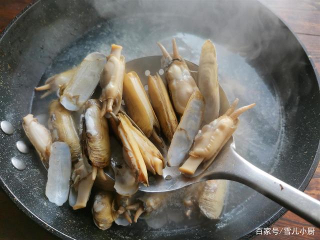 這個海鮮被稱作“小人仙”，肉質(zhì)肥美，用這個方法做，一盤不夠吃